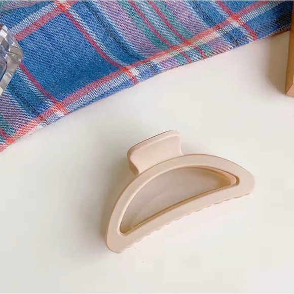 NEW Matte Hair Claw Clips 4 Pack in Milk Coffee and Beige - Picture 8 of 14